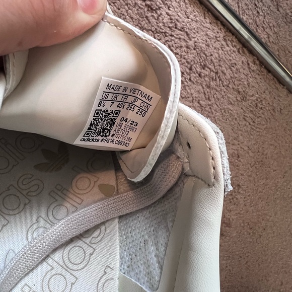 NWT beige and white sambas - Picture 7 of 9